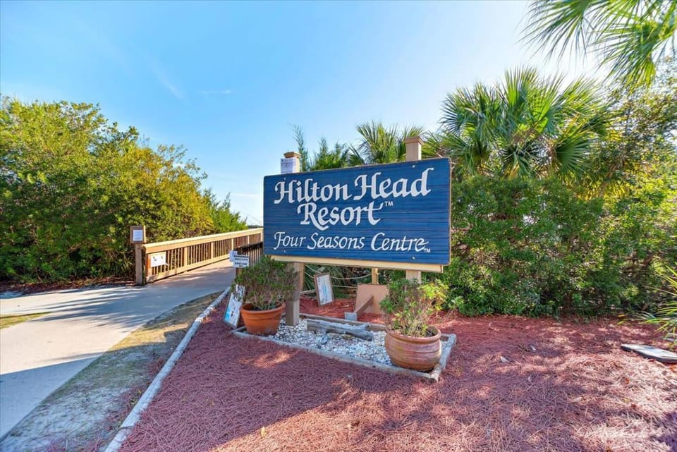 Coastal 2BR Condo w Ocean Views & Pool Apartment in Hilton Head Island