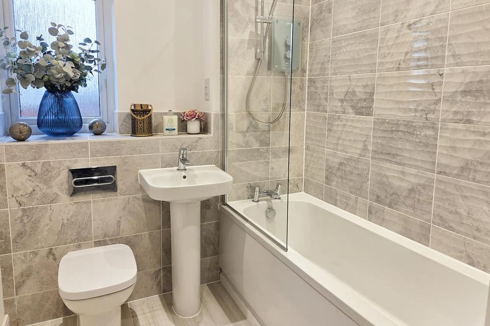 Modern 3-Bed New Build with 3 Bathrooms, Free Parking & VAT Included House in Congleton