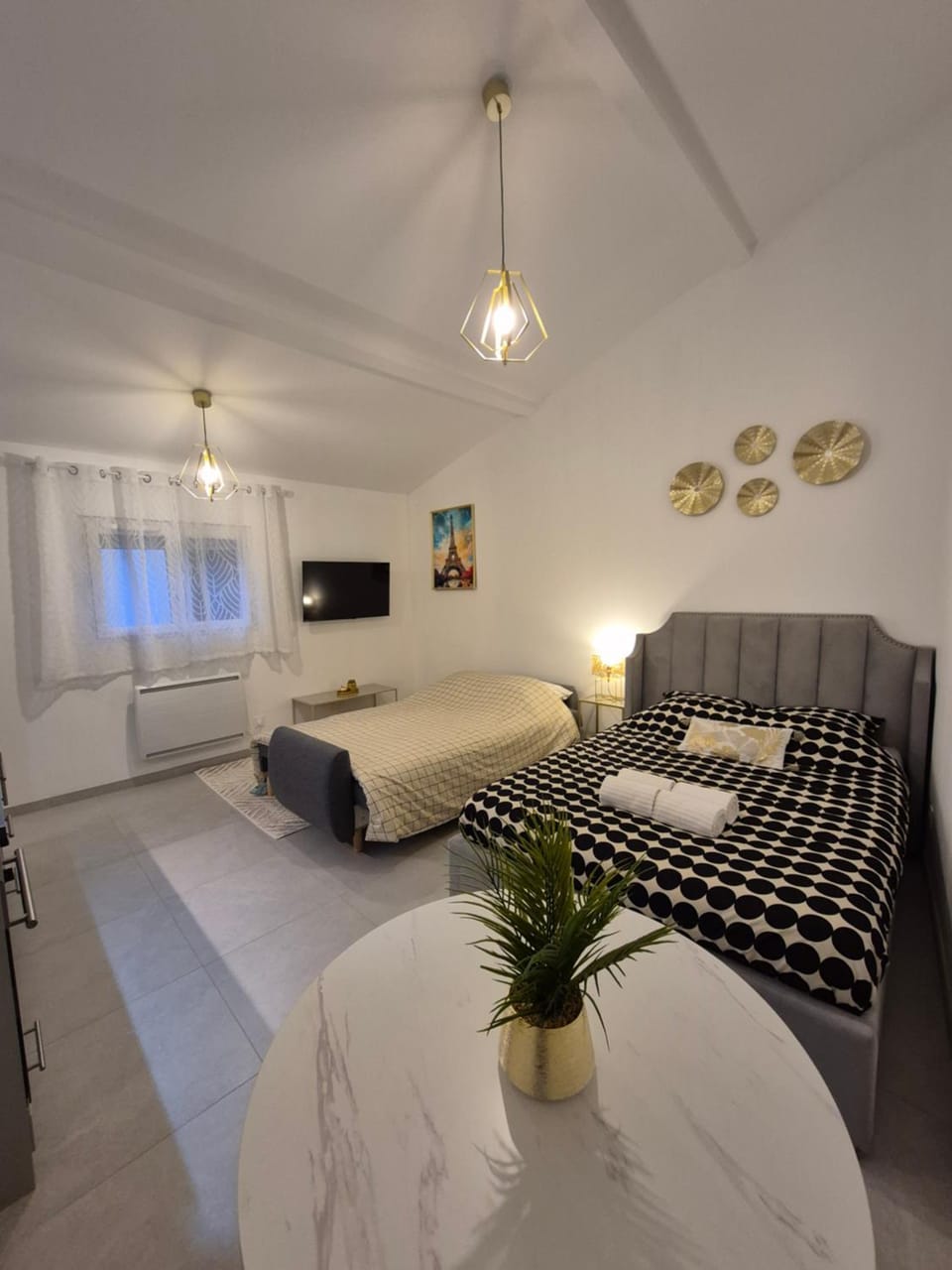 Bed, TV and multimedia, Photo of the whole room, Dining area, Bedroom, heating, towels