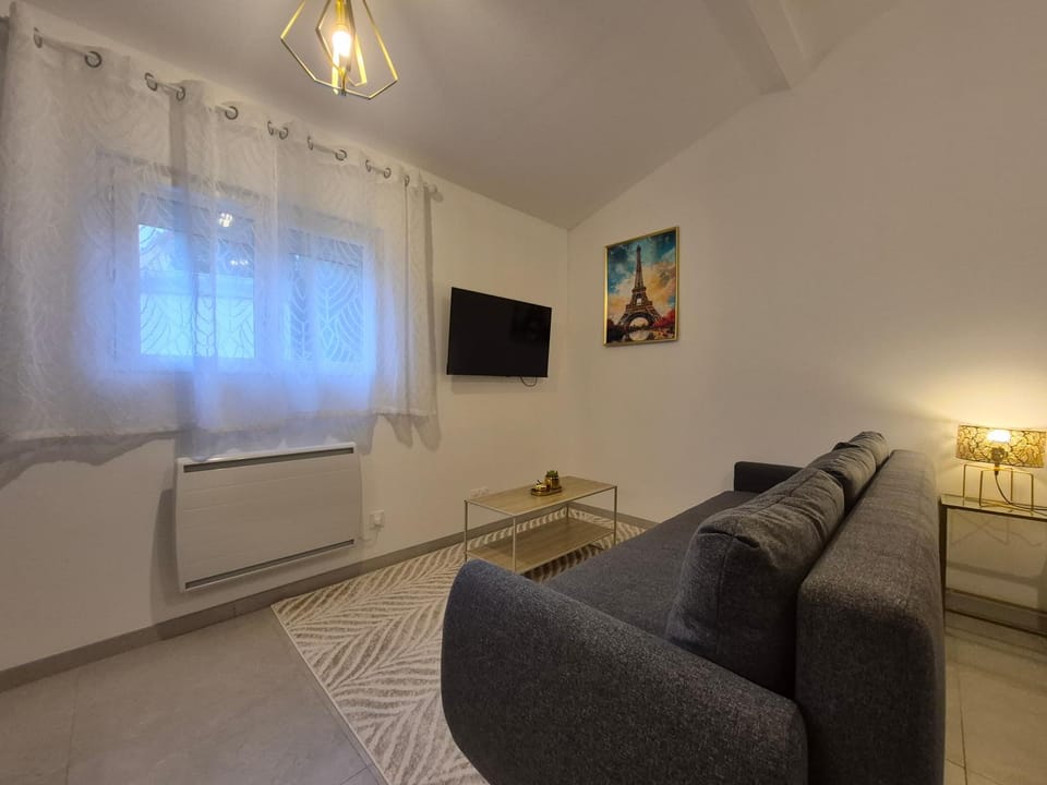 TV and multimedia, Living room, Seating area, heating, internet