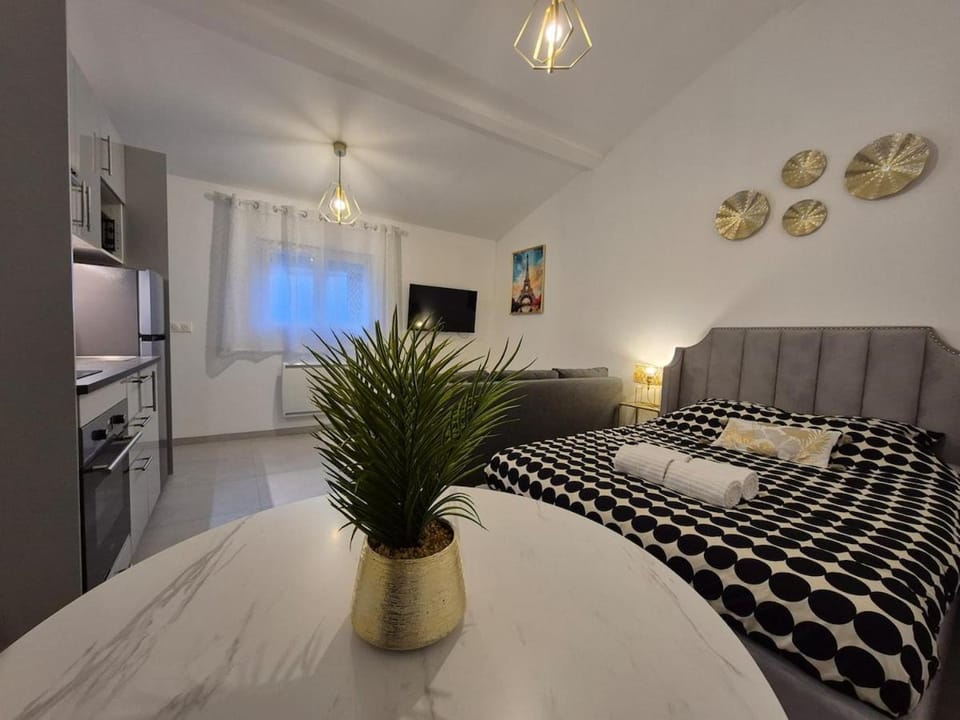 Bed, TV and multimedia, Living room, Photo of the whole room, Seating area, Dining area, Bedroom, internet, kitchen