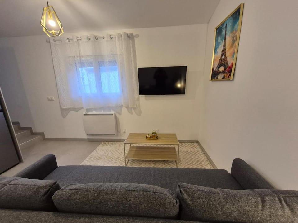 TV and multimedia, Living room, Seating area, heating, internet