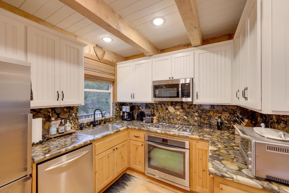 1 Mi to Lake Arrowhead! All-Season Family Getaway House in Lake Arrowhead