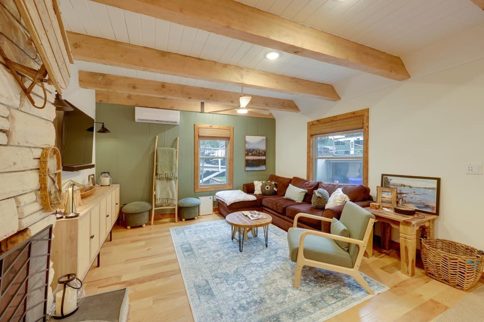 1 Mi to Lake Arrowhead! All-Season Family Getaway House in Lake Arrowhead