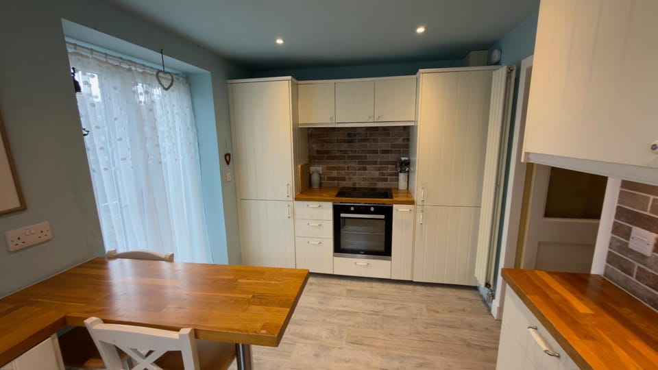Kitchen or kitchenette, Dining area, oven, stove