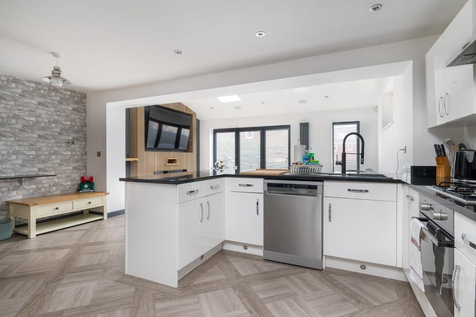 TV and multimedia, Kitchen or kitchenette, dishwasher, oven, stove