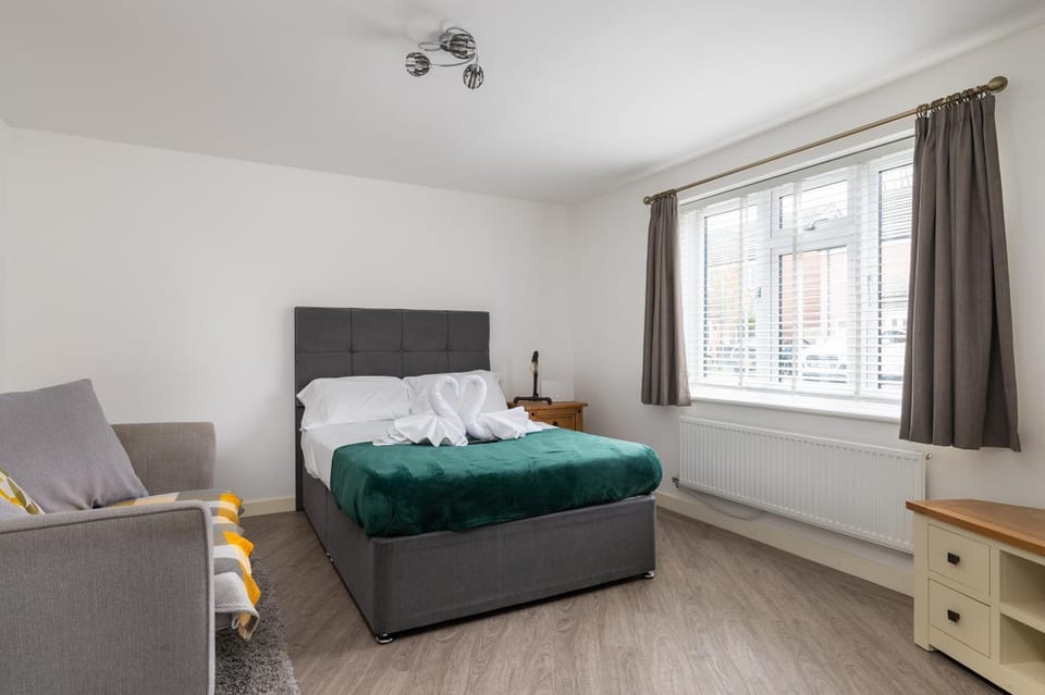 Bed, Photo of the whole room, Seating area, Bedroom