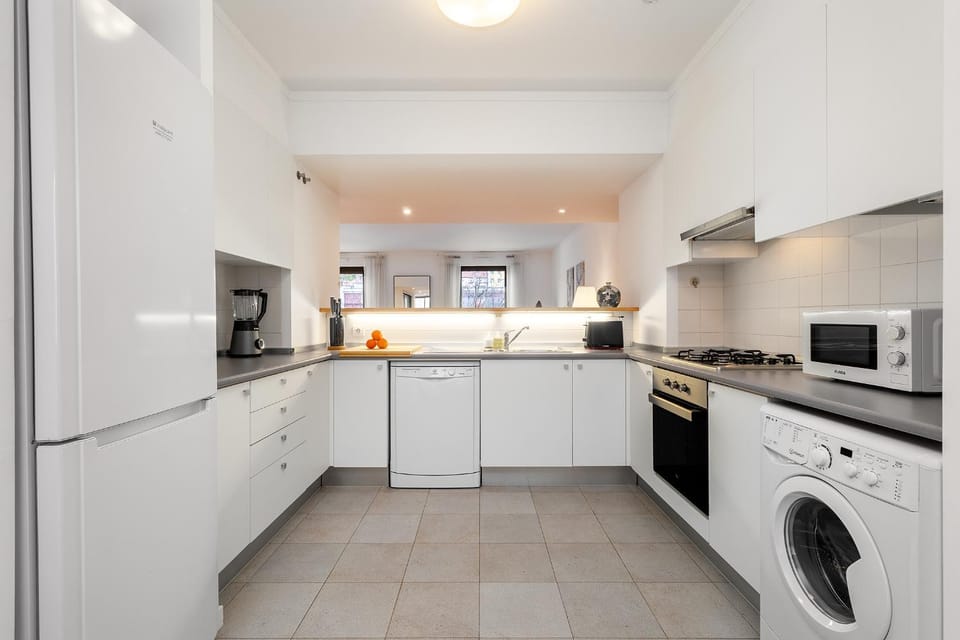 Coffee/tea facilities, microwave, oven, stove, kitchen