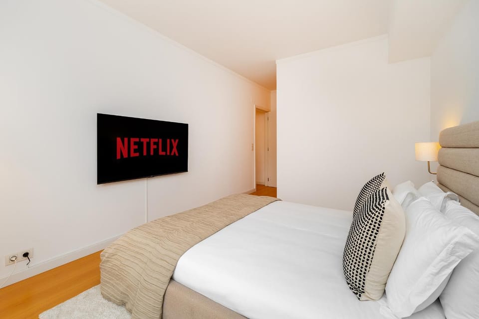 Bed, TV and multimedia, Bedroom