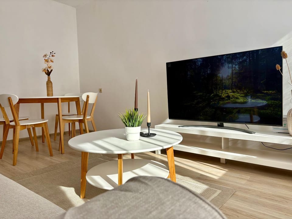 Communal lounge/ TV room, TV and multimedia, Living room, Seating area, Dining area, Evening entertainment