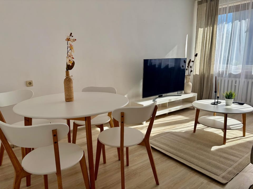 Communal lounge/ TV room, TV and multimedia, Living room, Seating area, Evening entertainment