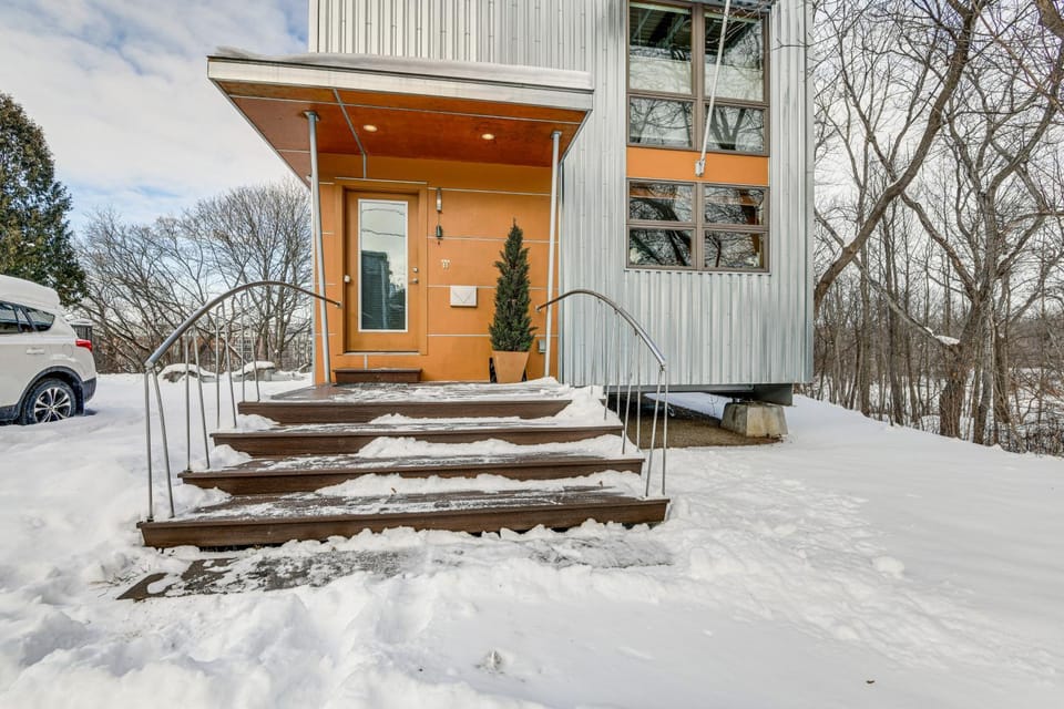 Couple’s Retreat Near UVM! Unique Studio w/ Deck Apartment in Burlington