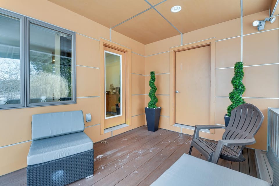 Couple’s Retreat Near UVM! Unique Studio w/ Deck Apartment in Burlington
