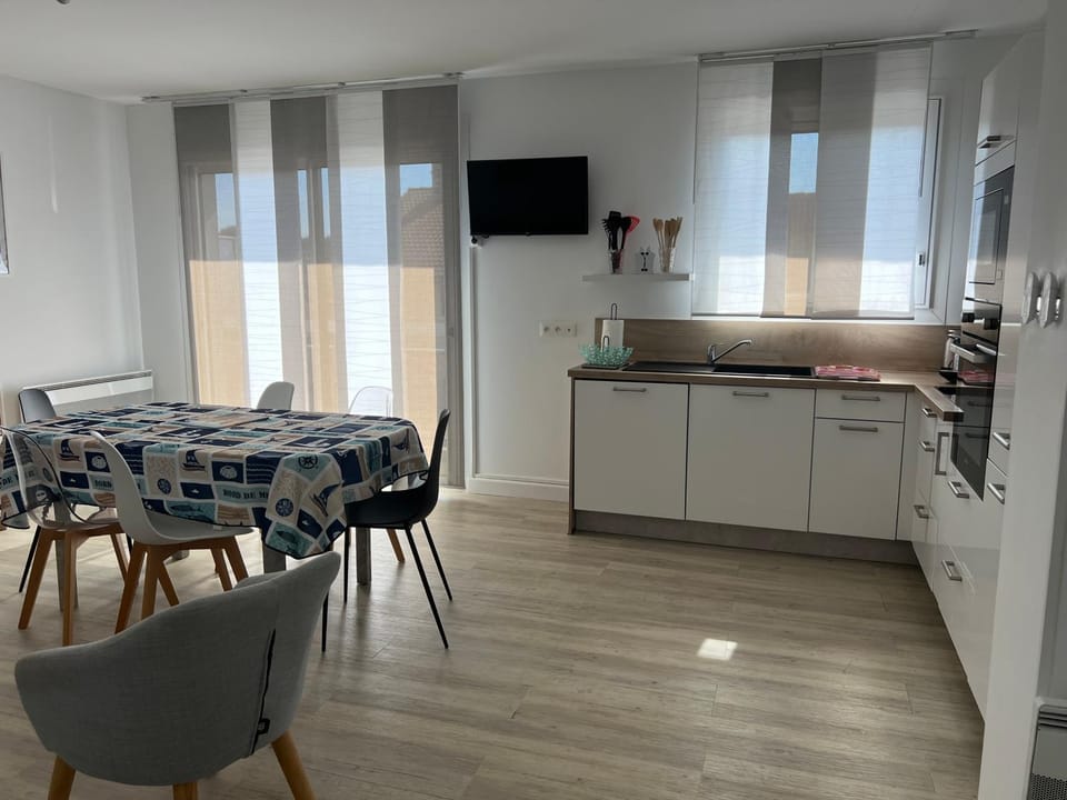 TV and multimedia, Kitchen or kitchenette, Dining area, oven, stove