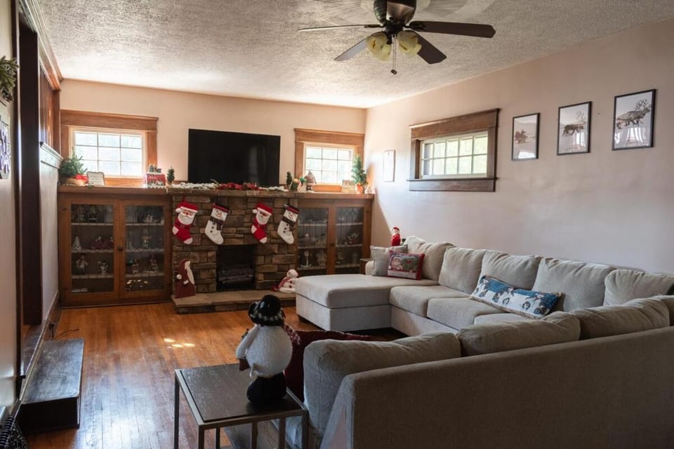 4BR- Downtown Christmas Home House in Millersburg