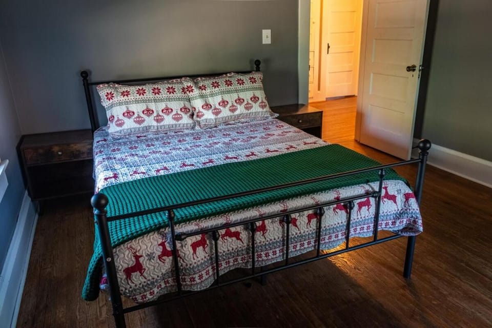 4BR- Downtown Christmas Home House in Millersburg