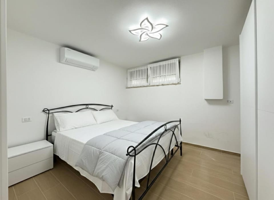 Bed, Bedroom, air conditioner