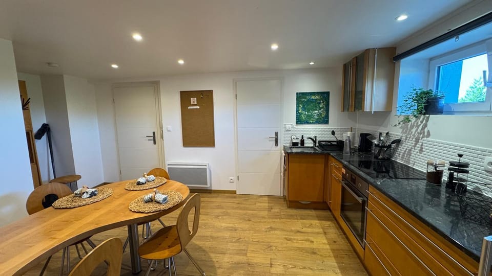 Coffee/tea facilities, Kitchen or kitchenette, Dining area, stove
