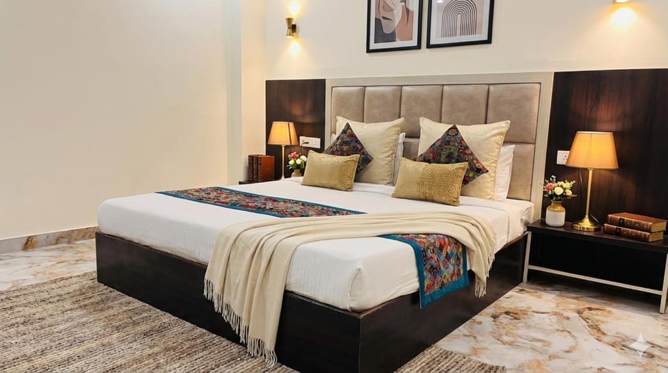 Bed, Living room, Photo of the whole room, Seating area, Bedroom, wardrobe, air conditioner