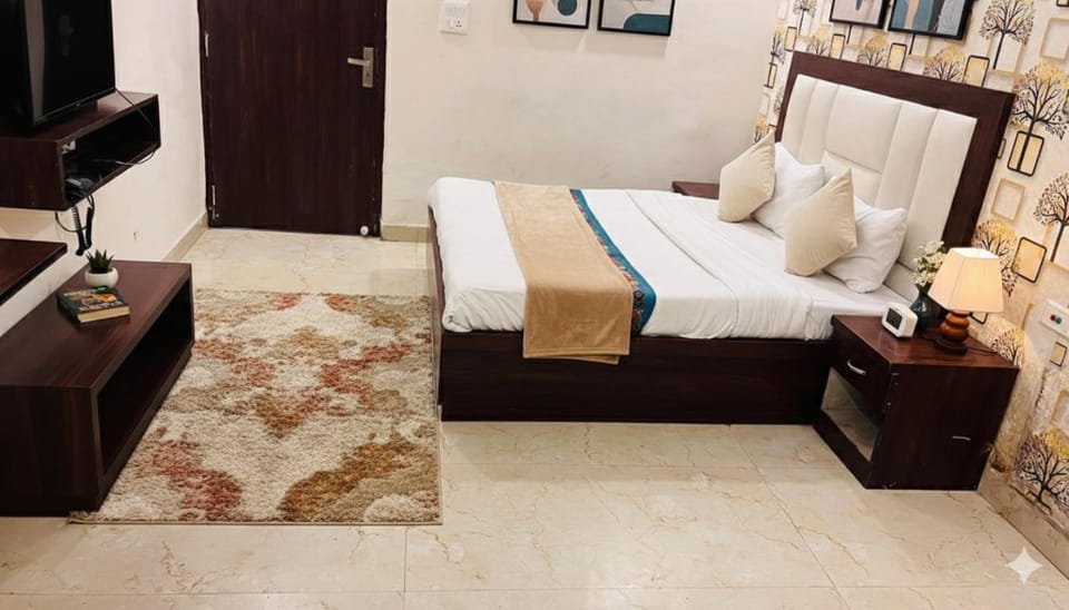 Bed, TV and multimedia, Living room, Photo of the whole room, Seating area, Bedroom