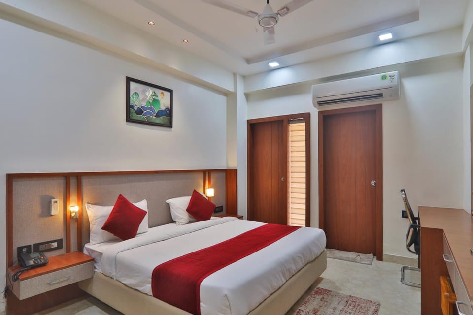 Bed, TV and multimedia, Photo of the whole room, Bedroom, fireplace, wardrobe, air conditioner