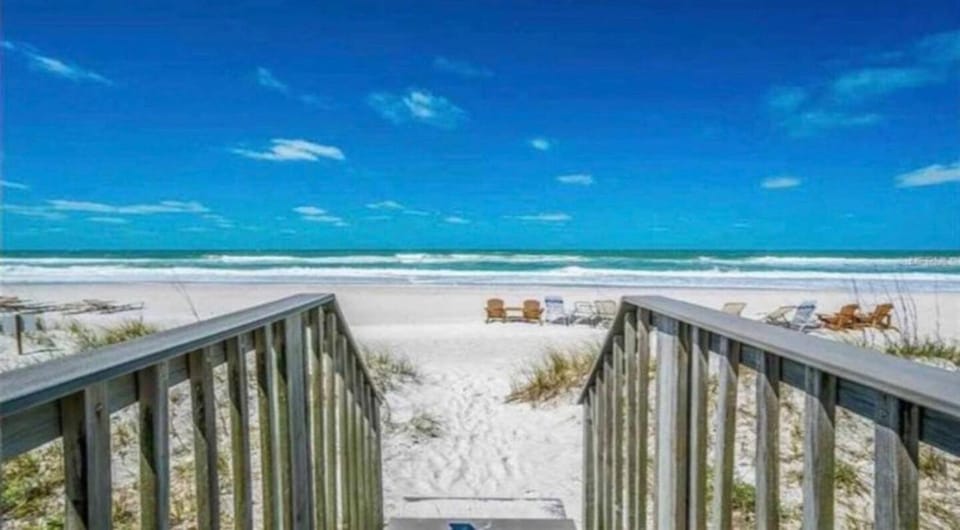 House near beachpoolAna Maria IslandSarasota Villa in Bayshore Gardens