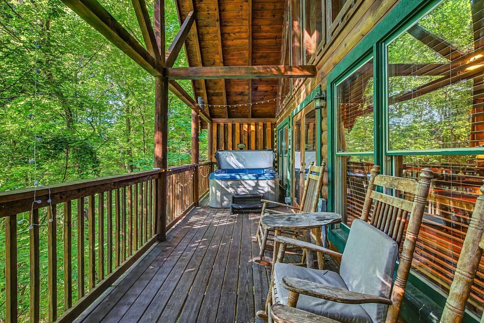 Cozy 2BR Wood Cabin, Pet Friendly, Hot Tub, Pool Table, Close to PF and Gatlinburg Cabin in Sevier County