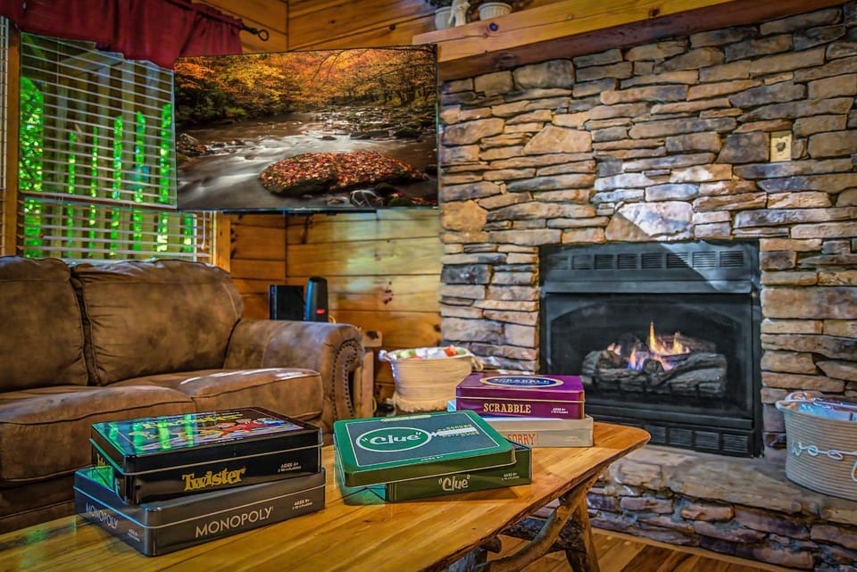 Cozy 2BR Wood Cabin, Pet Friendly, Hot Tub, Pool Table, Close to PF and Gatlinburg Cabin in Sevier County