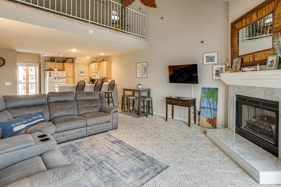 Pool & Beach Access: Lake of the Ozarks Condo House in Osage Beach