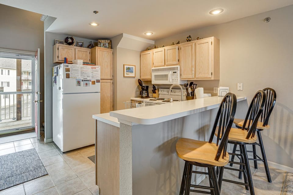 Pool & Beach Access: Lake of the Ozarks Condo House in Osage Beach