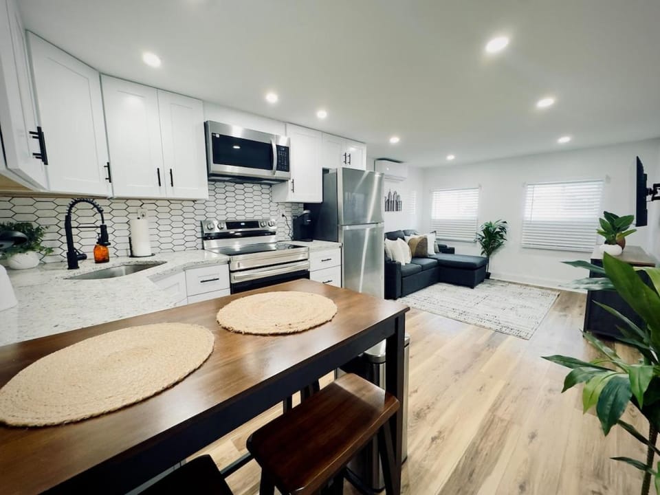 Cozy 1BR in Philly and Rain Shower Apartment in Philadelphia