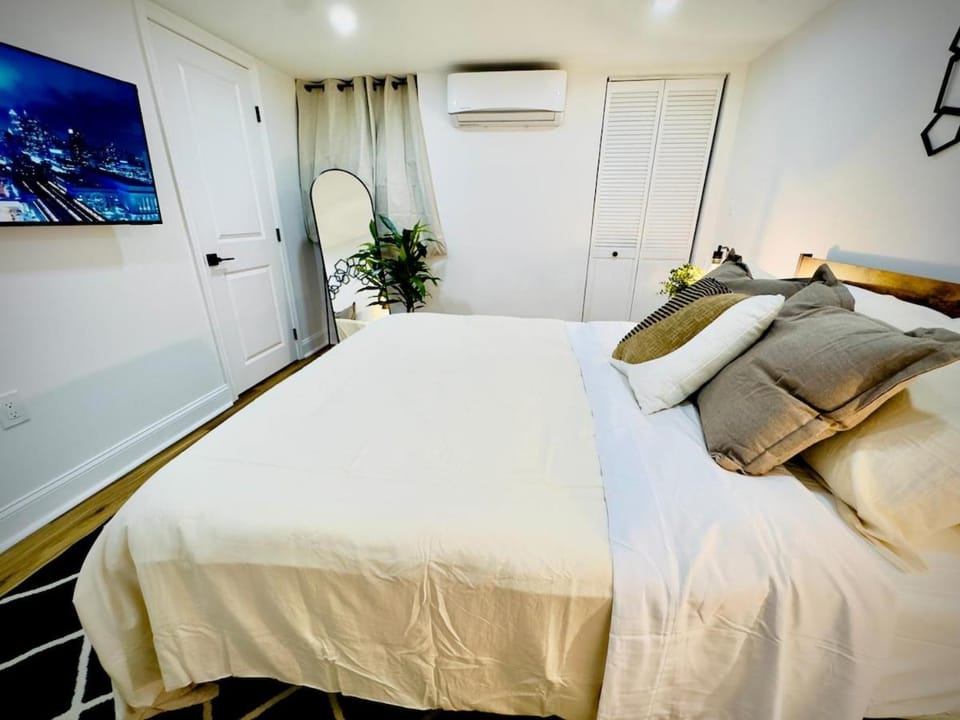Cozy 1BR in Philly and Rain Shower Apartment in Philadelphia