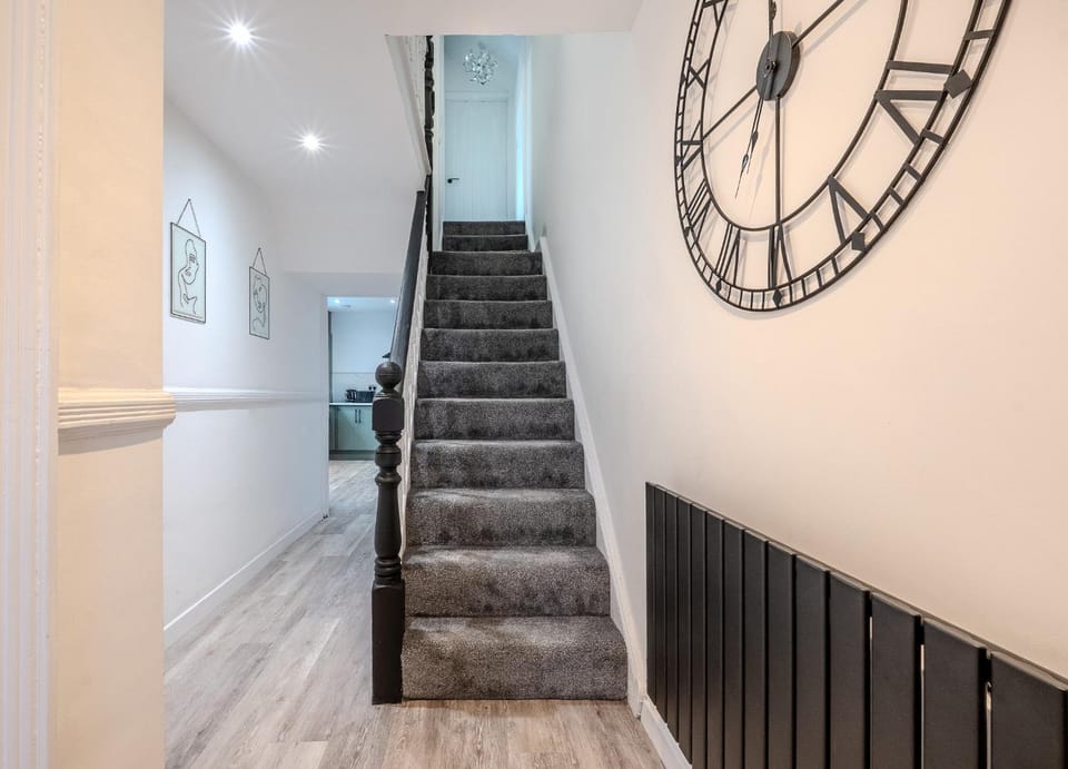 Spacious 5 Bedroom House Close to Swansea Stadium House in Wales