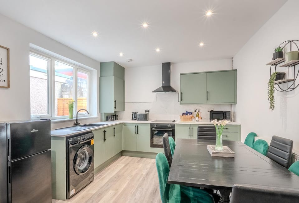 Spacious 5 Bedroom House Close to Swansea Stadium House in Wales