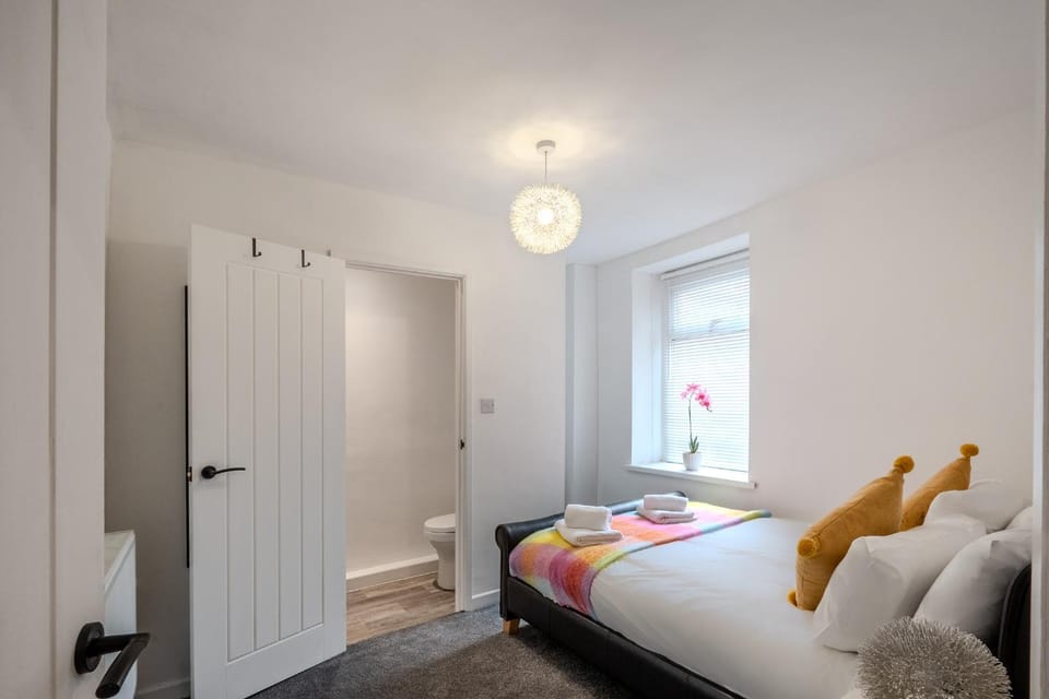 Spacious 5 Bedroom House Close to Swansea Stadium House in Wales