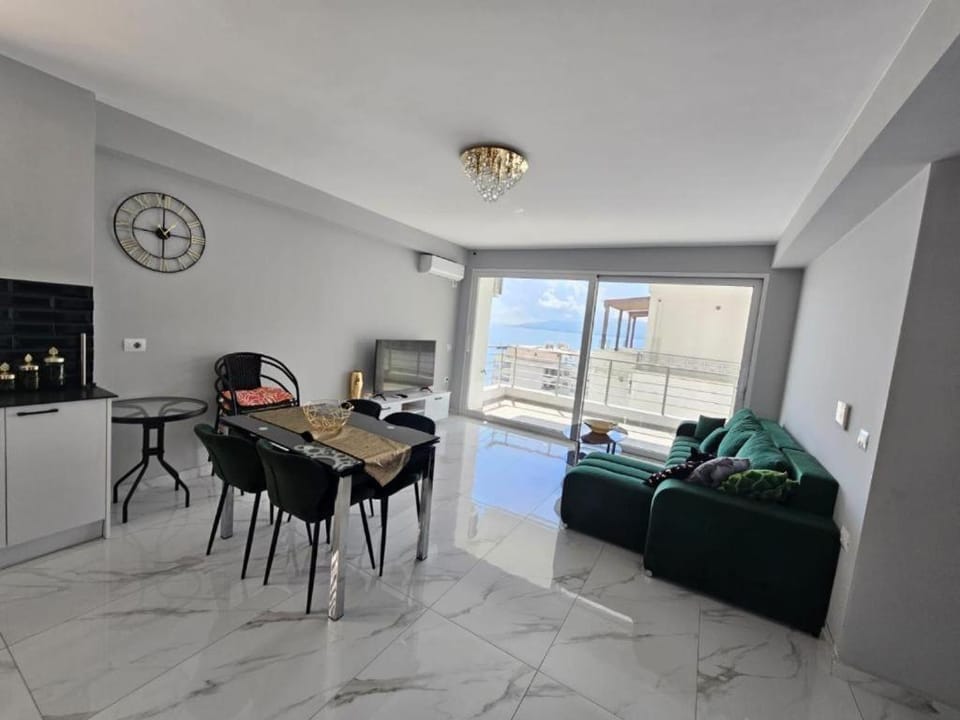 TV and multimedia, Kitchen or kitchenette, Living room, Photo of the whole room, Seating area, Dining area