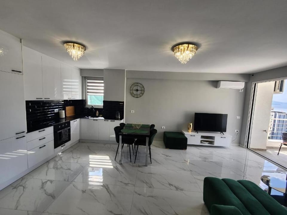 TV and multimedia, Kitchen or kitchenette, Living room, Seating area, Dining area, oven