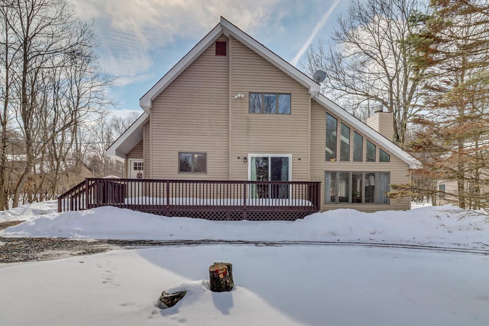 Contemporary House in Lakeside Community! Poconos House in Tunkhannock Township