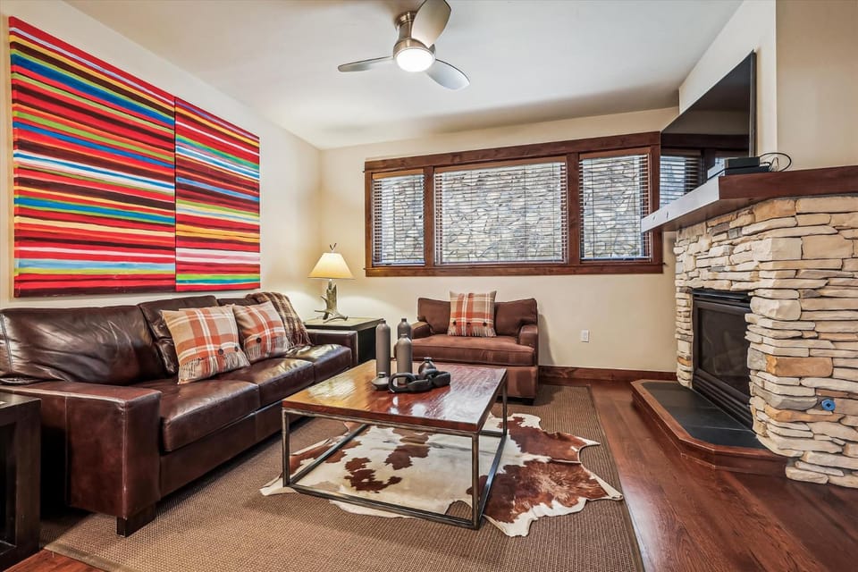 Experience Breckenridge in this cozy 2BR condo with ski area views at Bluesky 414! Apartment in Breckenridge
