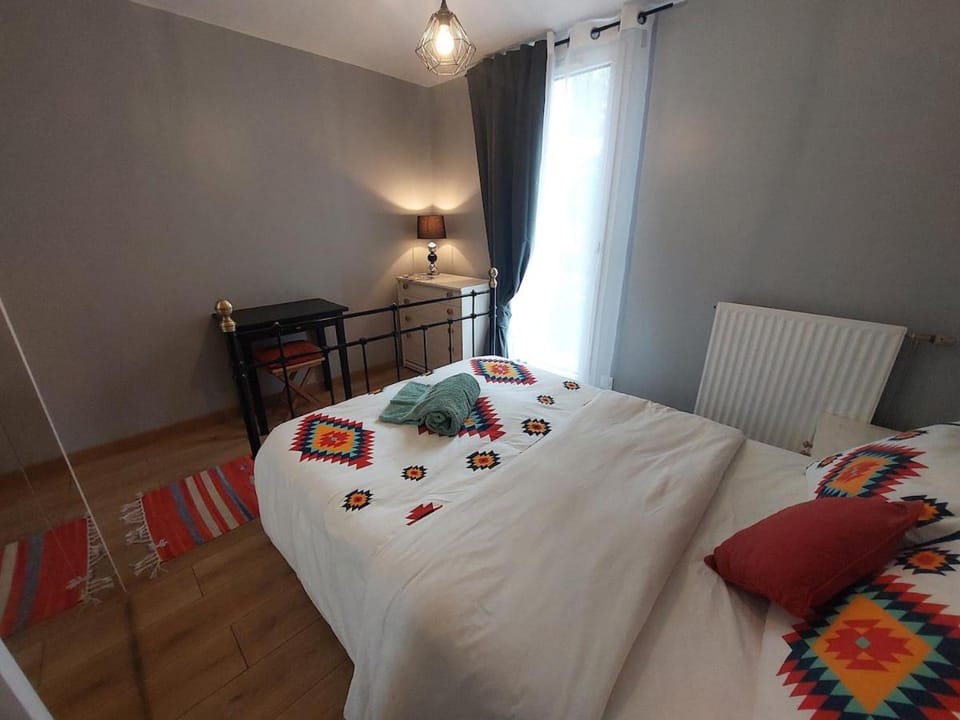Bed, Photo of the whole room, Bedroom, internet