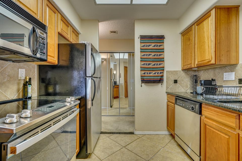3 Mi to Sabino Canyon! Snowbird Escape w/ Pool House in Catalina Foothills