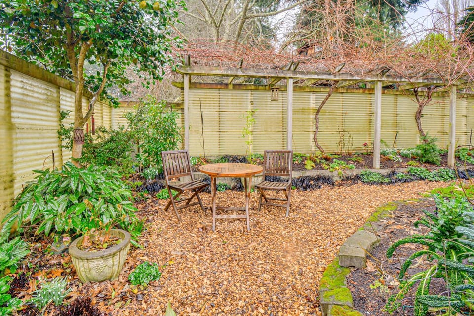 Walk to Irondale Beach Park! Family Haven w/ Yard House in Puget Sound