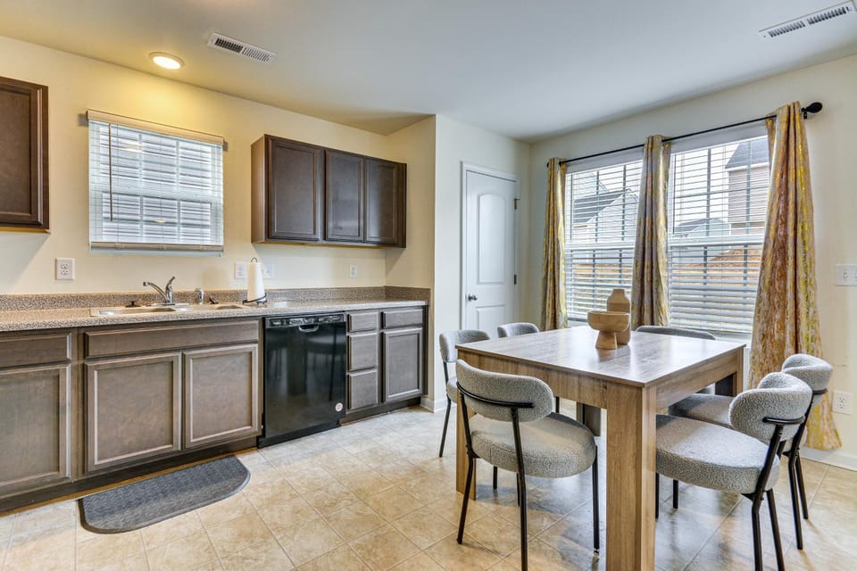 4 Mi to Hospital & Dtwn Greensboro: Spacious Home House in Greensboro