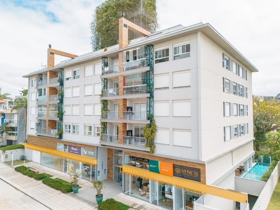 Apê White|Jurerê|3 suítes|2 carros|230m do mar Apartment in Florianopolis