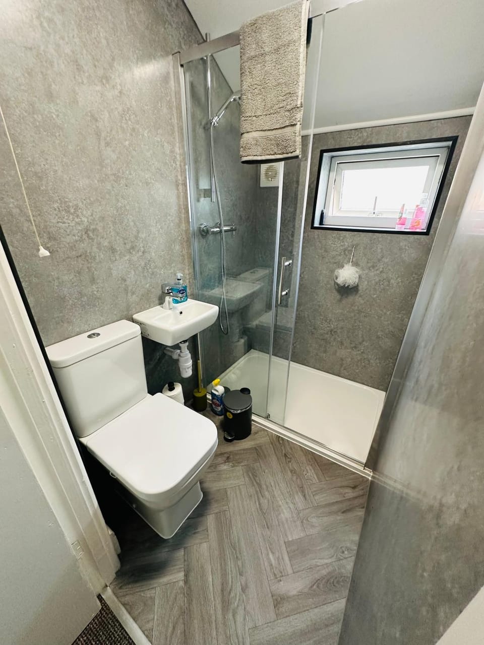 Shower, Toilet, Bathroom, towels