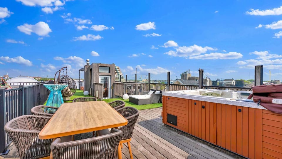 Apartmint - Grand Queen Village Retreat in Philladelphia House in Penns Landing