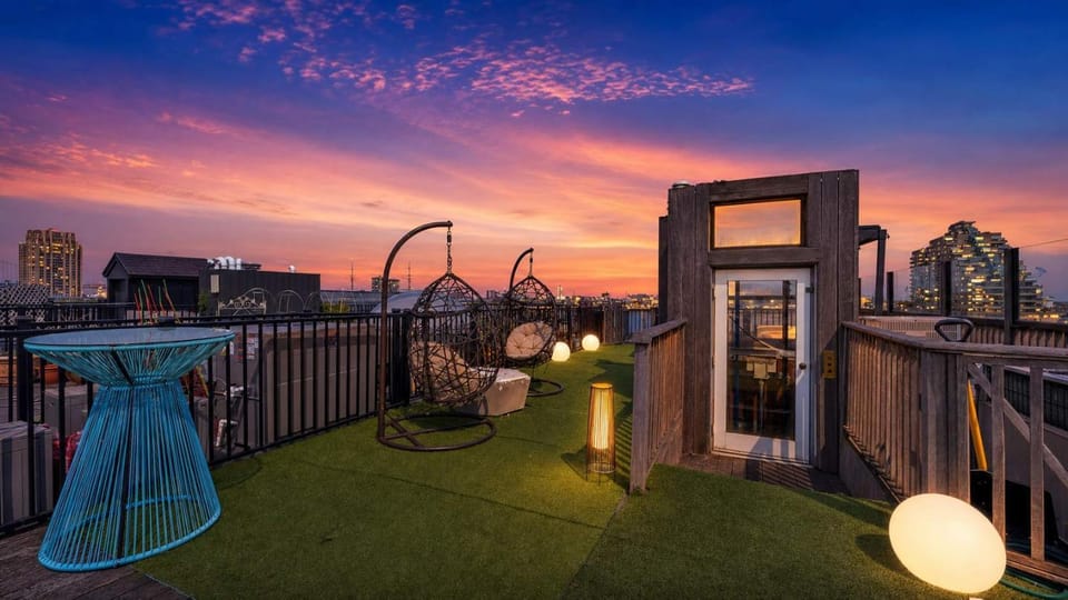 Apartmint - Grand Queen Village Retreat in Philladelphia House in Penns Landing
