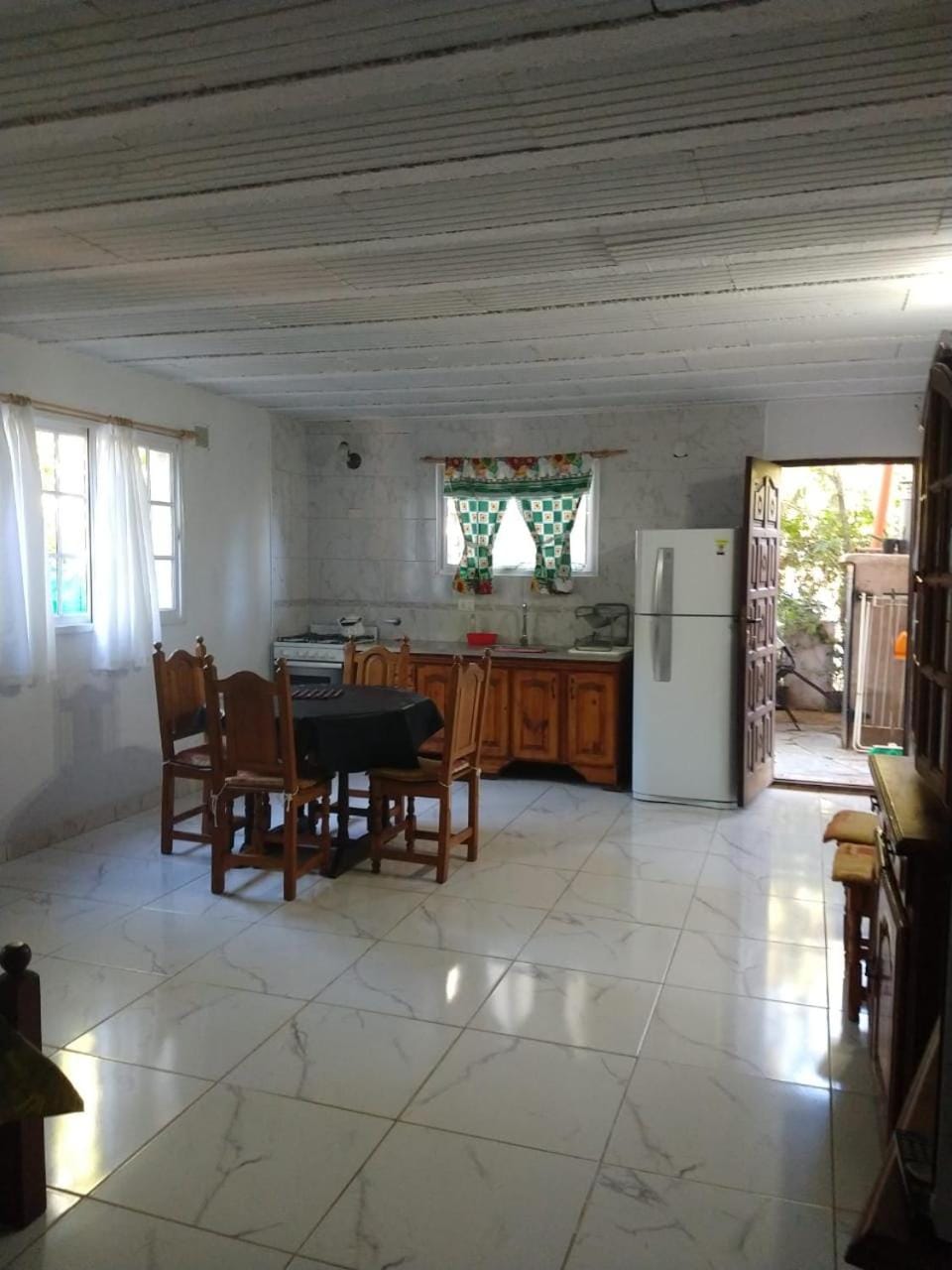 Kitchen or kitchenette, Dining area