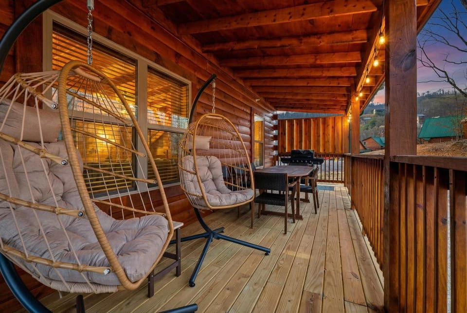 Peace Cabin - Hot Tub Game Room Sauna Grill Cabin in Pigeon Forge