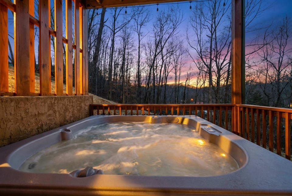 Peace Cabin - Hot Tub Game Room Sauna Grill Cabin in Pigeon Forge
